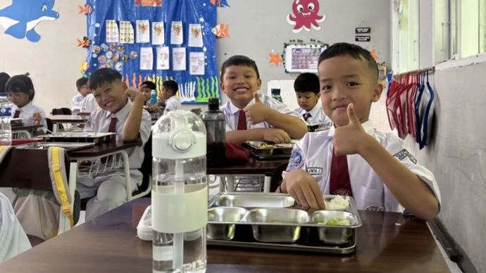 Pemberian makan bergizi gratis kepada para siswa sekolah dasar di Kota Bandung, Jawa Barat.