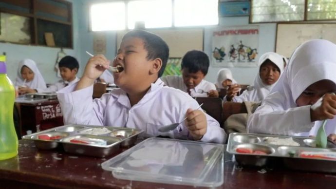 Murid-murid SDN 01 Donohudan, Boyolali, Jawa Tengah, Senin (6/1/2025) menikmati makan bergizi gratis pada hari pertama pelaksanaan makan bergizi gratis yang serentak digelar di berbagai daerah Indonesia. 