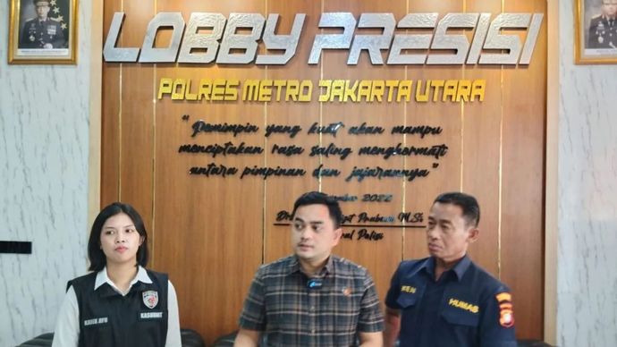 Kepala Unit (Kanit) Jatanras Polres Metro Jakarta Utara AKP Fauzan (tengah) saat jumpa pers kasus penangkapan pelaku pencurian dengan kekerasan di Jakarta Utara.