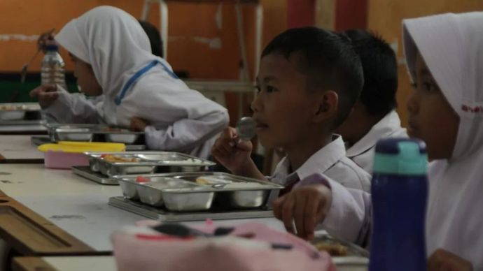 Siswa SD di Sidoarjo saat menikmati Program Makan Bergizi Gratis (MBG) yang mulai kick off hari ini, Senin 6 Januari 2025.