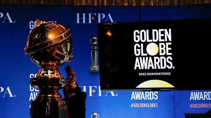  Seseorang memegang telepon di samping patung Golden Globe sebelum pengumuman nominasi Golden Globe Awards ke-79 di Beverly Hills, California, AS (13/12/2021).