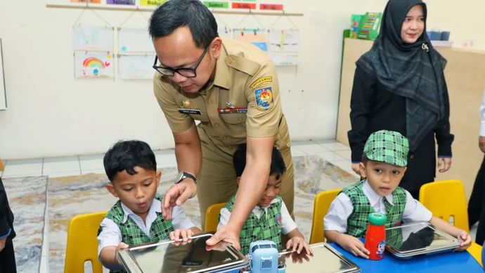 Wakil Menteri Dalam Negeri Bima Arya Sugiarto saat meninjau program MBG di Sekolah Bosowa Bina Insani, Kota Bogor, Jawa Barat, Senin 6 Januari 2025.