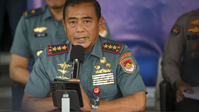 Pangkoarmada Laksamana Madya TNI Denih Hendrata menyampaikan pemaparan saat konferensi pers terkait dengan kasus penembakan bos rental mobil di Markas Koarmada TNI AL, Jakarta, Senin (6/1/2025).