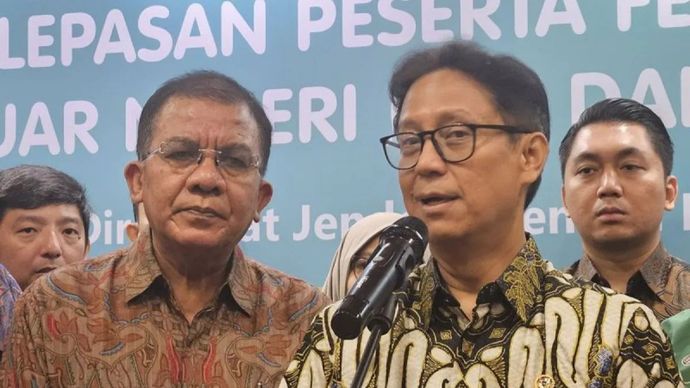 Menteri Kesehatan Budi Gunadi Sadikin (kedua kanan) usai acara pelepasan Peserta Fellowship Kardiointervensi ke China dan Jepan.g di Jakarta.