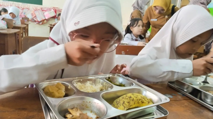 Ilustrasi - Siswa SD menyantap makanan yang dibagikan dalam program Makan Bergizi Gratis. 