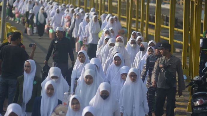 Arsip - Sejumlah santri saat antre menaiki Kapal Motor Penyeberangan (KMP) Munggiyango Hulalo di Pelabuhan Jangkar Situbondo Jawa Timur, Kamis (16/3/2023). 