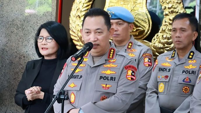 Kapolri Jenderal Pol Listyo Sigit Prabowo berbicara dengan awak media di Gedung Rupattama Mabes Polri, Jakarta, Rabu (8/1/2025). 