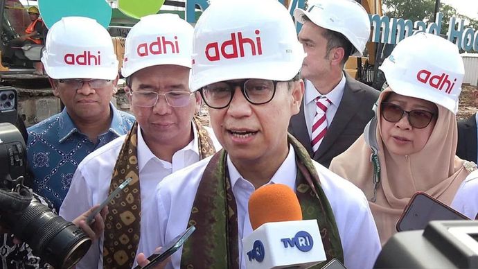 Menteri Kesehatan, Budi Gunadi saat diwawancarai usai kunjungan kerja di Rumah Sakit Mohammad Hoesin (RSMH) Palembang, Sumatera Selatan, Rabu (8/1/2024).