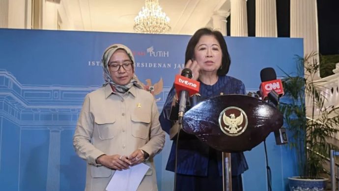 Anggota Dewan Ekonomi Nasional (DEN) Mari Elka Pangestu (kanan) dan Menteri Pendayagunaan Aparatur Negara dan Reformasi Birokrasi (PANRB) Rini Widyantini (kiri) memberikan keterangan di Istana Kepresidenan Jakarta, Selasa malam (7/1/2025). 