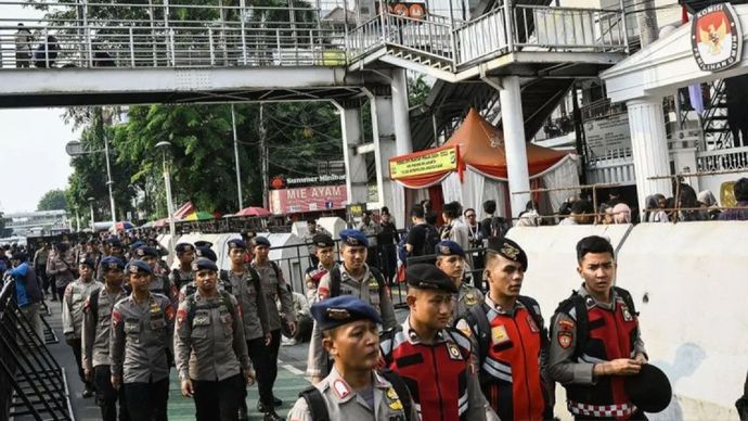 Arsip foto - Sejumlah personel Polda Metro Jaya berjaga menjelang penetapan dan pengundian nomor calon gubernur dan wakil gubernur di Kantor KPU DKI Jakarta, Jakarta, Senin (23/9/2024).