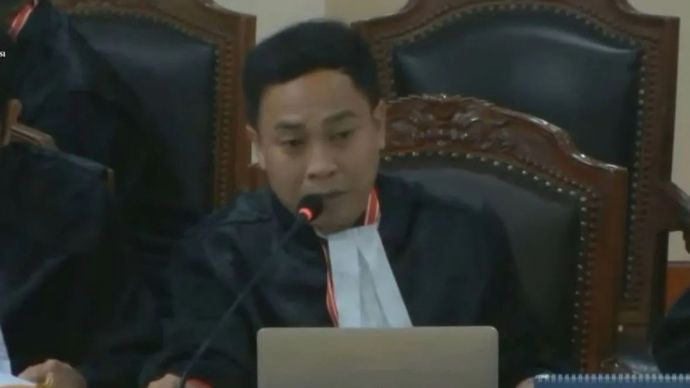 Tangkapan layar - Kuasa hukum Pasangan Calon Gubernur dan Wakil Gubernur Jawa Timur Nomor Urut 3 Tri Rismaharini dan Zahrul Azhar Asumta (Risma-Gus Hans), Tri Wiyono Susilo, menyampaikan permohonan kliennya dalam sidang pendahuluan sengketa Pilkada 2024 di Gedung II MK, Jakarta, Rabu 8 Januari 2025.