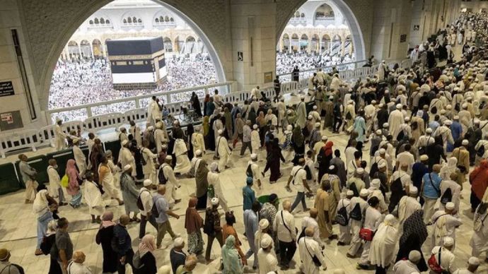 Arsip foto - Umat Islam melaksanakan tawaf di Masjidil Haram, Makkah, Arab Saudi, Kamis (6/6/2024). Menjelang berakhirnya fase kedatangan jamaah calon haji (closing date) pada 10 Juni 2024 kondisi Masjidil Haram semakin padat oleh jamaah dari berbagai belahan dunia khususnya pada saat shalat lima waktu, PPIH Arab Saudi menghimbau jamaah Indonesia agar shalat fardu dan ibadah sunnah lainnya dapat dilakukan di mushala atau masjid di sekitar hotel. 