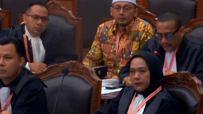 Tangkapan layar - Kuasa hukum Pasangan Calon Bupati dan Wakil Bupati Bandung Barat Nomor Urut 3 Hengki Kurniawan dan Ade Sudradjat Usman, Regginaldo Sultan (kanan atas), menyampaikan permohonan kliennya pada sidang pendahuluan sengketa Pilkada 2024 di Gedung I MK, Jakarta, Rabu (8/1/2025). 