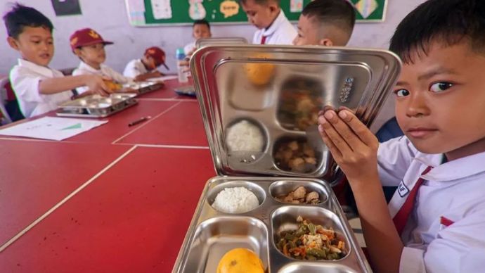 Siswa menunjukan hidangan makan bergizi gratis di SDN Cilangkap 5, Depok, Jawa Barat,