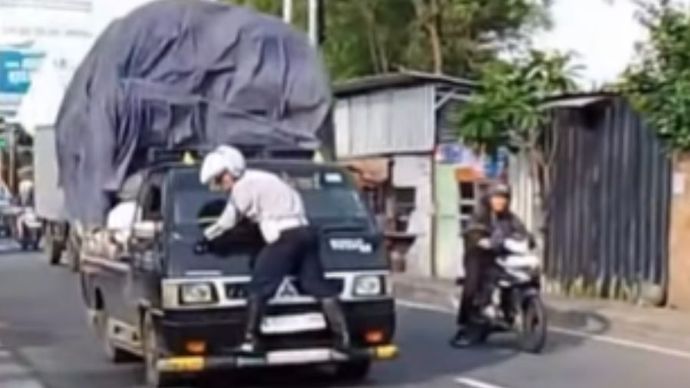 Petugas Dishub di Jalan Raya Bogor