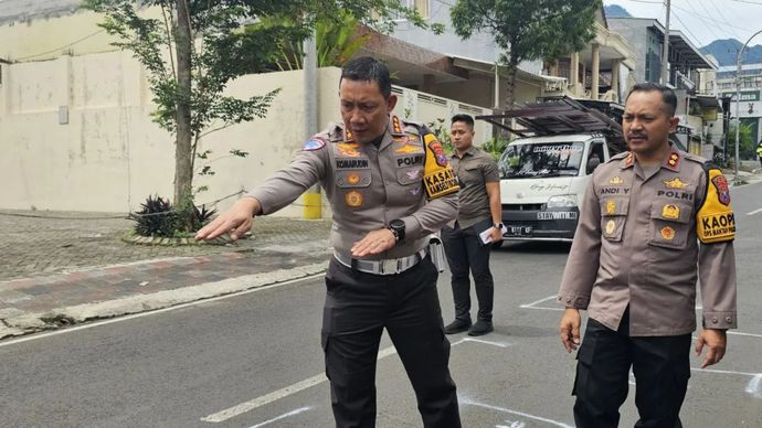 Dirlantas Polda Jawa Timur Kombes Pol Komarudin didampingi Kapolres Batu AKBP Andi Yudha Pranata saat memberikan penjelasan terkait titik tabrakan pertama dan dua kecelakaan bus di Jalan Imam Bonjol, Kota Batu, Jawa Timur