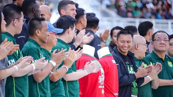 Arsip foto - CEO Persebaya Azrul Ananda (ketiga kanan) bersama pemain dan ofisial Persebaya berfoto bersama saat peluncuran tim di Stadion Gelora Bung Tomo, Surabaya, Jawa Timur