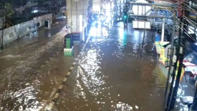 Pantauan banjir dengan ketinggian air 20 centimeter (cm) di kawasan Seskoal, Kebayoran Lama, Jakarta, Rabu 8 Januari 2025.