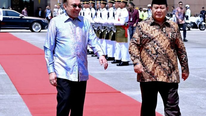 Presiden RI Prabowo Subianto (kanan) berjalan beriringan dengan Perdana Menteri (PM) Malaysia Datuk Seri Anwar Ibrahim (kiri) di Bunga Raya Complex, Bandara Internasional Kuala Lumpur, Malaysia, Kamis (9/1/2025).