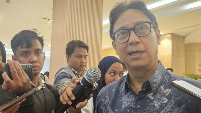 Menteri Kesehatan Budi Gunadi Sadikin usai acara penyerahan penghargaan Ksatria Bakti Husada Arutala untuk almarhumah peserta PPDS Anestesi Fakultas Kedokteran Universitas Diponegoro dr. Aulia Risma Lestari, di Jakarta, Kamis 9 Januari 2025