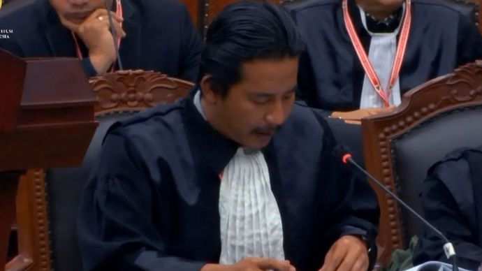 Tangkapan layar - Salah satu kuasa hukum pasangan calon gubernur dan wakil gubernur Jawa Tengah Nomor Urut 1 Andika Perkasa dan Hendrar Prihadi (Andika-Hendi), Roy Jansen Siagian, membacakan permohonan kliennya dalam sidang sengketa Pilkada 2024 di Gedung I MK, Jakarta, Kamis (9/1/2025).