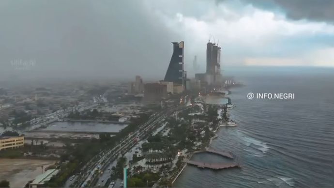 Kondisi Langit Jeddahg Saat Banjir Bandang di Arab Saudi