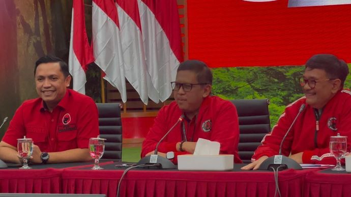 Sekjen PDIP Hasto Kristiyanto (Tengah)