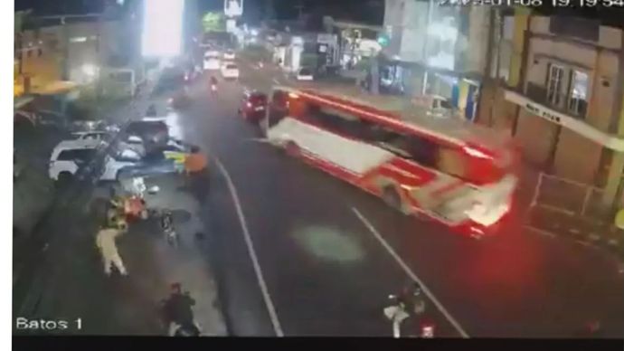 Tangkap layar detik-detik bus pariwisata nopol DK kecelakaan di Kota Batu, Denpasar, Bali.