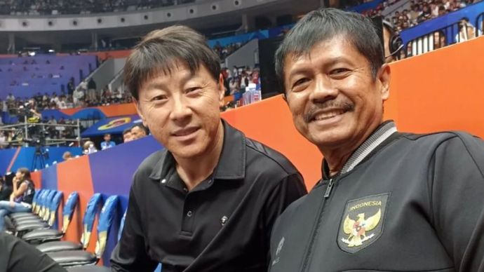 Pelatih Timnas Sepakbola Indonesia Shin Tae-Yong dan Indra Sjafri menonton Piala Dunia FIBA 2023 di Indonesia Arena Jakarta