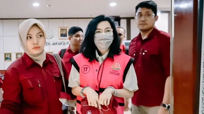 Tersangka Meirizka Widjaja (MW) (tengah) digiring oleh penyidik Jampidsus Kejagung untuk diserahkan kepada JPU Kejari Jakpus pada Rabu 8 Januari 2025.