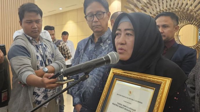 Menteri Kesehatan Budi Gunadi Sadikin (tengah) dan ibu dari ibu dari almarhum peserta PPDS Anestesi Fakultas Kedokteran Universitas Diponegoro dr. Aulia Risma Lestari Nuzmatun Malinah (kanan) dalam acara penghargaan untuk almarhumah dr. Aulia Risma Lestari atas keberanian dan perjuangannya selama menempuh pendidikan, di Jakarta, Kamis (9/1/2024).