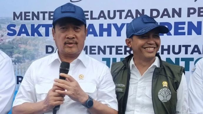 Menteri KKP Sakti Wahyu Trenggono (kiri) bersama Menteri Kehutanan Raja Juli Antoni (Kanan) saat melakukan peninjauan calon lokasi revitalisasi tambak idle di Karawang, Jawa Barat, Kamis 9 Januari 2025.