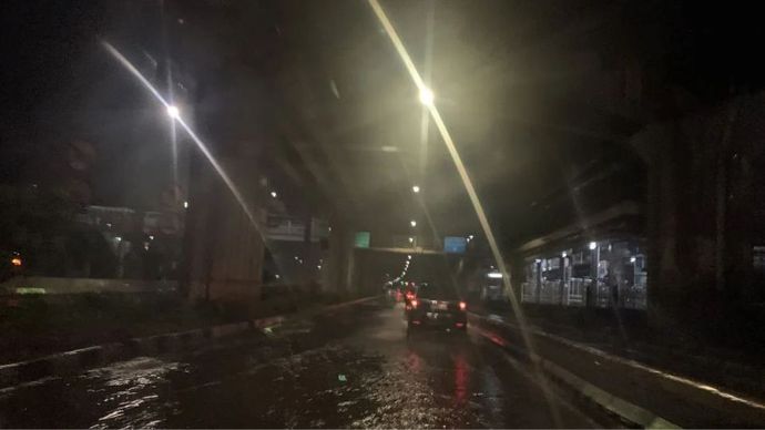 Ruas jalan di Jakarta Timur terendam banjir akibat curah hujan yang tinggi di wilayah setempat pada Rabu (8/1/2025) malam.