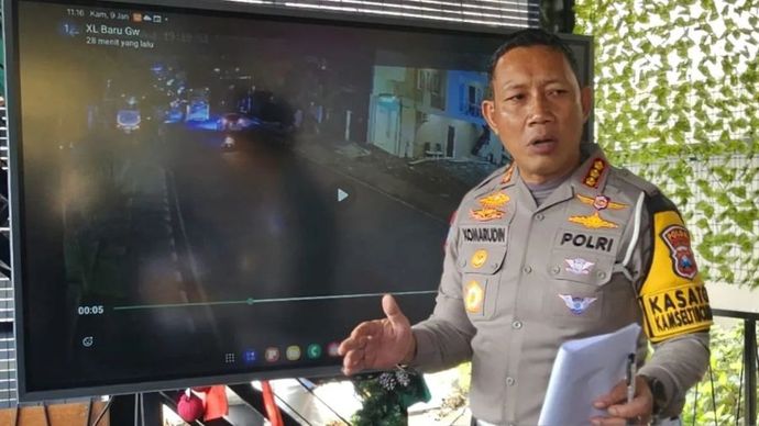 Dirlantas Kepolisian Daerah (Polda) Jawa Timur Kombes Pol Komarudin di Kota Batu, Kamis (9/1/2025) saat memberikan keterangan terkait kejadian kecelakaan antara bus pariwisata dan belasan kendaraan bermotor yang terjadi, pada Rabu (8/1/2025) malam.