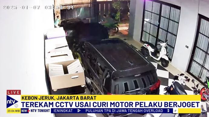 Pelaku curanmor terlihat asyik berjoget sebagai bentuk selebrasi setelah berhasil mencuri motor. 