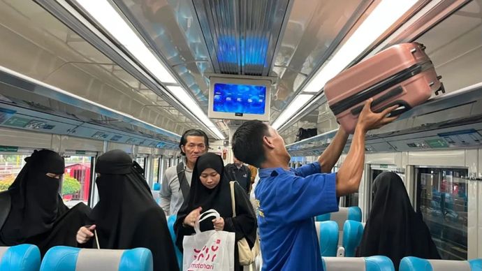 Ilustrasi: Penumpang naik kereta api di Stasiun Jember