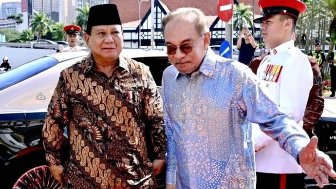 Perdana Menteri Malaysia Anwar Ibrahim (tengah) menyambut kedatangan Presiden RI Prabowo Subianto (kiri) di pelataran Rumah Tangsi, Kuala Lumpur, Malaysia, Kamis (9/1/2025). 