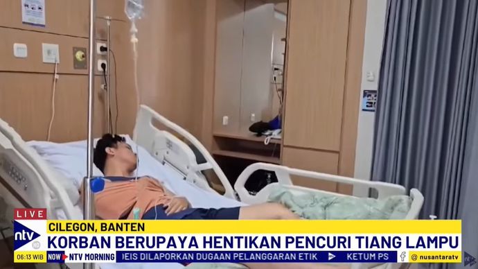 Kanit Reskrim Polsek Ciwandan, Iptu Yovan Pratama Bachdar dibawa ke RSKM Cilegon untuk mendapatkan perawatan medis. 