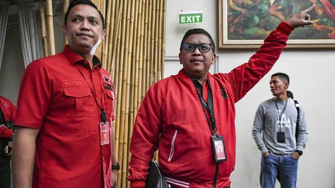 Sekjen PDIP Hasto Kristiyanto (kanan) bersama Ketua DPP Bidang Reformasi Sistem Hukum Nasional Ronny Talapessy bersiap memberikan keterangan pers di kantor DPP PDIP, Jakarta, Kamis 9 Januari 2025.