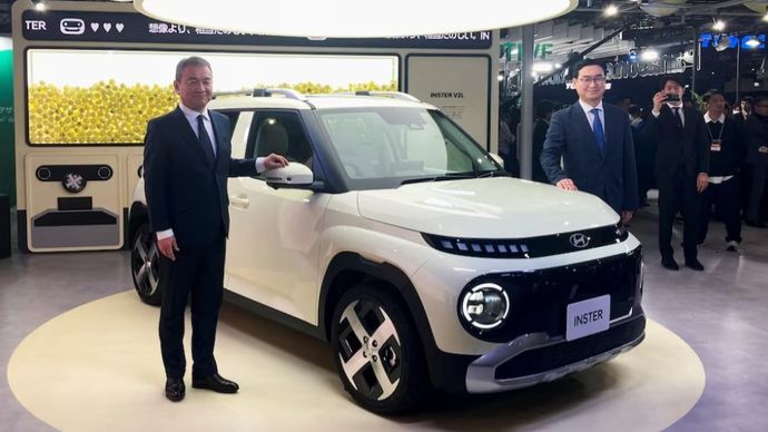 Wakil Presiden Hyundai Motor Co., Chung Yoo Seok dan CEO Hyundai Mobility Japan Toshiyuki Shimegi berpose di samping mobil listrik kompak Hyundai Inster di Tokyo Auto Salon 2025 di Chiba, timur Tokyo, Jepang, 10 Januari 2025. (Foto: REUTERS/Kantaro Komiya)