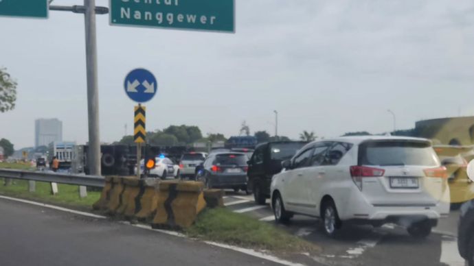 truk terguling bikin macet jagorawi