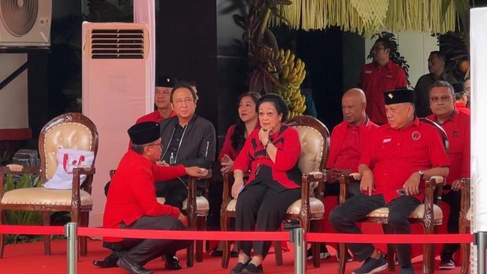 Ketua Umum PDIP Megawati Soekarnoputri saat berkomunikasi dengan Sekjen PDIP Hasto Kristiyanto. (NTVNews.id) 