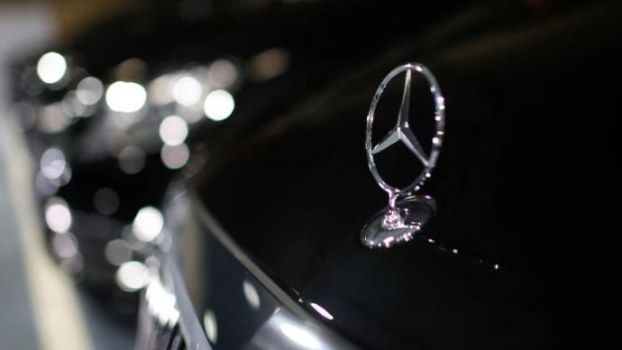 Ilustrasi. Logo mobil Mercedes-Benz. (Foto: Dok/Gonzalo Fuentes/Reuters)