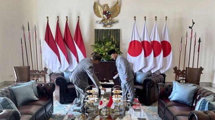 Presiden RI Prabowo Subianto (kanan) menerima kunjungan Perdana Menteri Jepang Shigeru Ishiba di ruang kerja kepresidenan, Istana Bogor, Kota Bogor, Jawa Barat, Sabtu 11 Januari 2025.