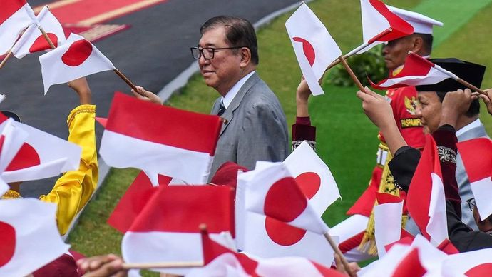 Presiden Prabowo Subianto (kanan) bersama Perdana Menteri Jepang Shigeru Ishiba (kiri) memeriksa pasukan pada kunjungan kenegaraan di Istana Bogor, Kota Bogor, Jawa Barat, Sabtu 11 Januarui 2025. Kunjungan kenegaraan PM Jepang Shigeru Ishiba ke Indonesia untuk membahas sejumlah kerja sama antar kedua negara. 