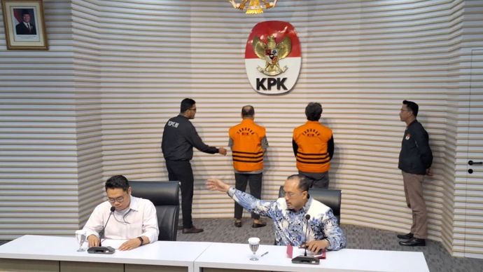 KPK hadirkan dua tersangka korupsi bermodus pengadaan server fiktif di PT SIgma Cipta Caraka dalam konferensi pers di Gedung Merah Putih KPK, Jakarta