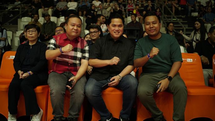 Direksi NT Corp yang juga Komisaris Nusantara TV Dimpos Tampubolon dan Tommy Tampubolon bersama Menteri BUMN Erick Thohir di Laga IBL Pelita Jaya vs Dewa United di Hall Basket Senayan, Jakarta, Sabtu 11 Januari 2025. Nusantara TV menjadi Broadcaster  <b>(Dok. NT Corp)</b>