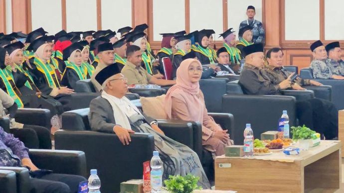 Wakil Presiden ke-13 RI Ma'ruf dan Presiden Komisaris NT Corp Nurdin Tampubolon hadiri wisuda STAISA Jakarta. (NTVNews.id) 