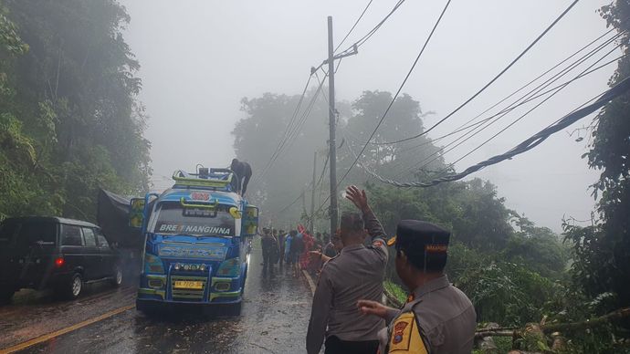 Polisi memastikan upaya pembersihan pohon tumbang yang membuat akses jalan ke Brastagi, Sumatera Utara (Sumut), telah dilakukan. Evakuasi dan pembersihan itu dilakukan dengan bersinergi bersama TNI. <b>(DOk)</b>