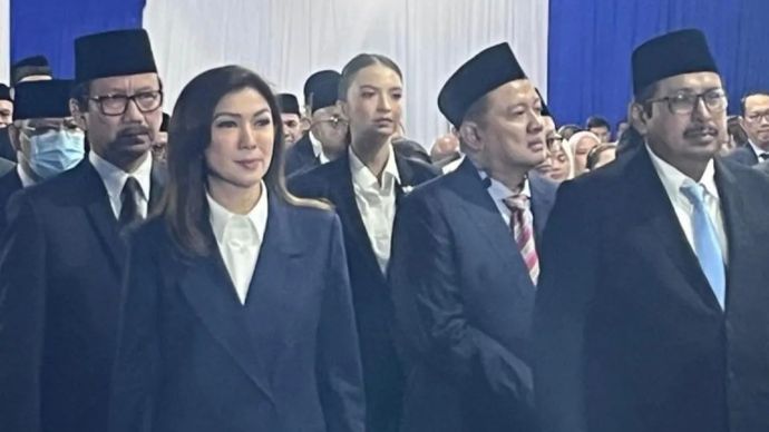 Direktur Jenderal Komunikasi Publik dan Media Kementerian Komunikasi dan Digital Fifi Aleyda Yahya (kiri) dalam acara pelantikan dan pengambilan sumpah janji jabatan pejabat pimpinan tinggi madya dan pimpinan tinggi Pratama di lingkungan Kementerian Komunikasi dan Digital di Kantor Kementerian Komdigi, Jakarta, Senin (13/1/2025).